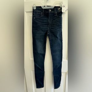 Brand new, never worn Abercrombie & Fitch high waisted super skinny jeans!